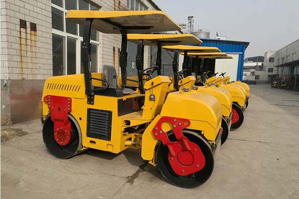 <a href='http://www.maiyueqiu.com' target='_blank'>壓路機(jī)</a>