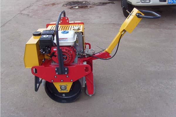小型<a href='http://www.maiyueqiu.com' target='_blank'>壓路機(jī)</a>