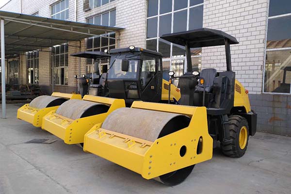 <a href='http://www.maiyueqiu.com' target='_blank'>壓路機</a>